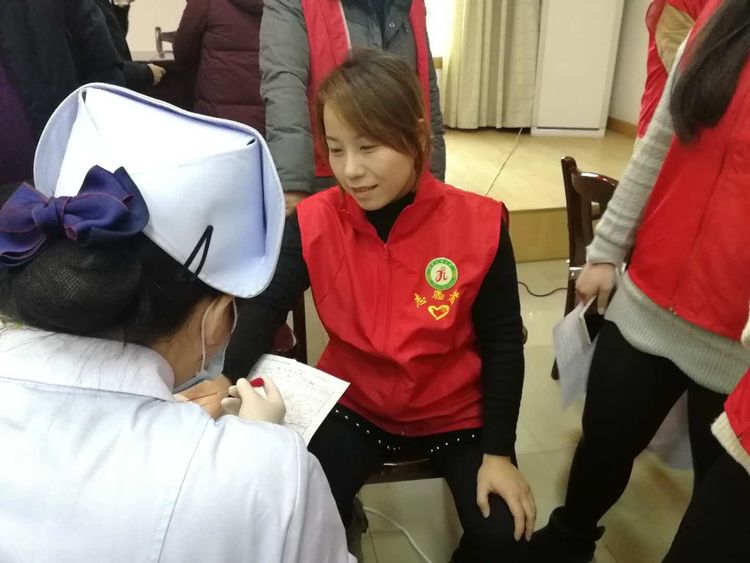 在何銀護士長的帶領下一群90后新同事一起來參與這意義非凡的義舉