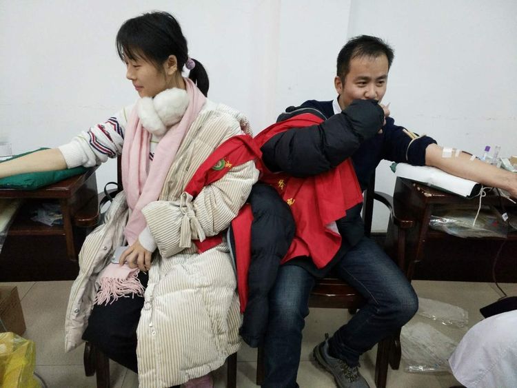 在何銀護士長的帶領下一群90后新同事一起來參與這意義非凡的義舉