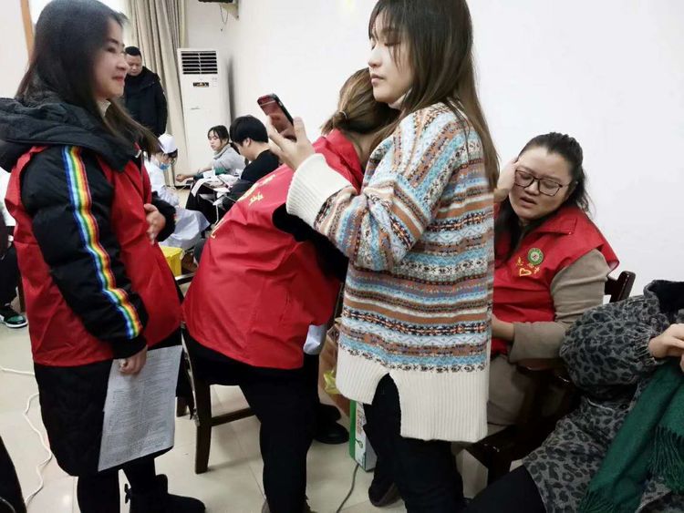 在何銀護士長的帶領下一群90后新同事一起來參與這意義非凡的義舉