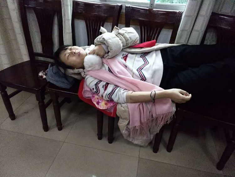 年輕小護士第一次獻血因為緊張發暈